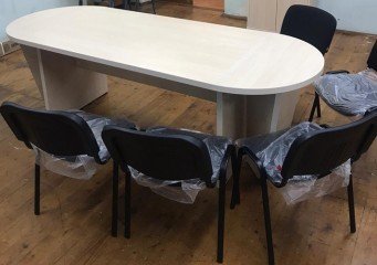 Стол и стулья для переговорной